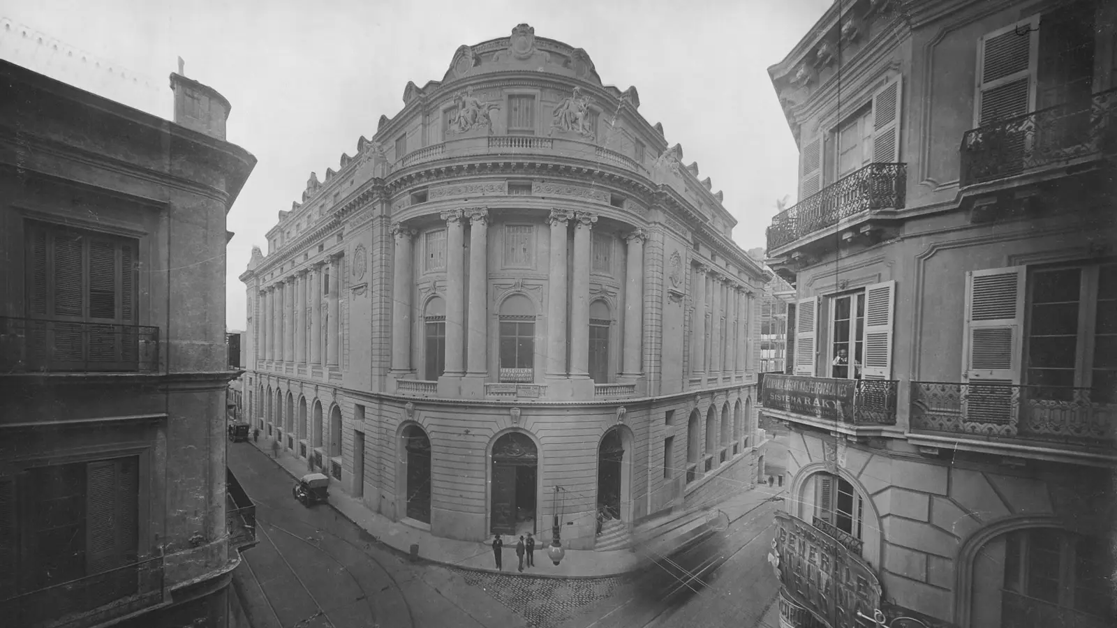 Fotografía histórica de un edificio del centro financiero de Buenos Aires.